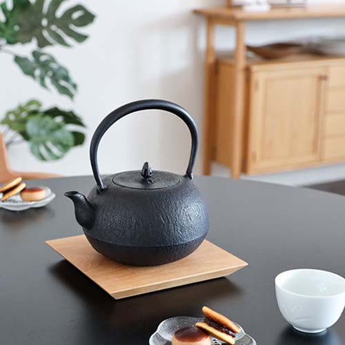 楽天市場】南部鉄器 薫山工房 南部鉄瓶 布団型 伝統工芸品 金属製