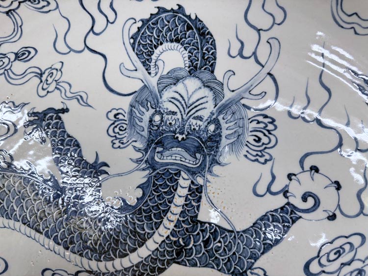 中国 青いドラゴン模様の陶器皿 大皿 中国 青いドラゴン模様の陶器皿