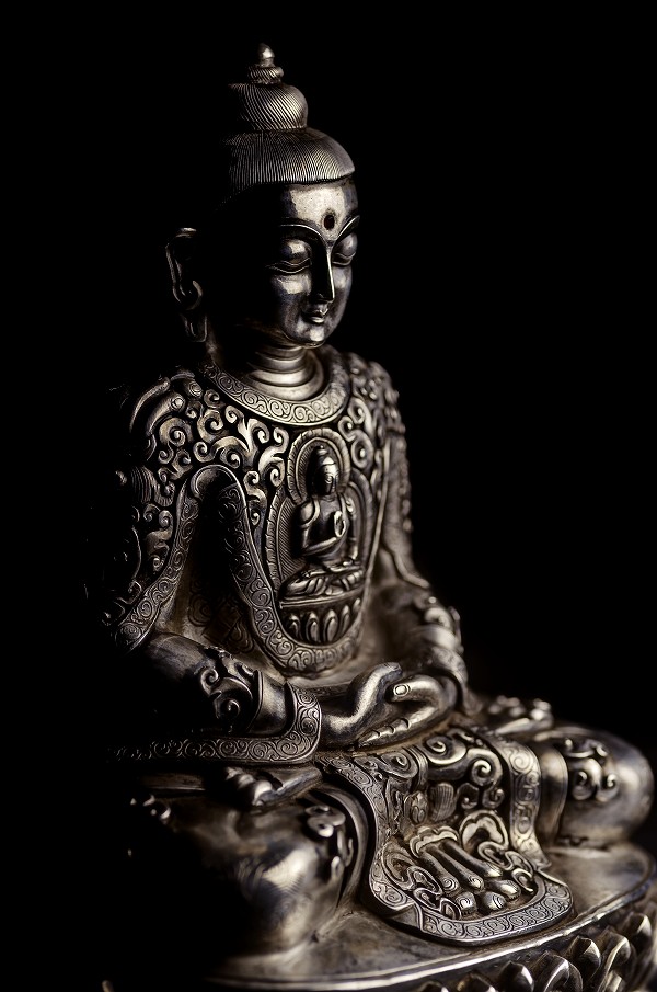 オールドチベット ガウ携帯祭壇『薬師如来』仏像窓銀製装飾手造り打出