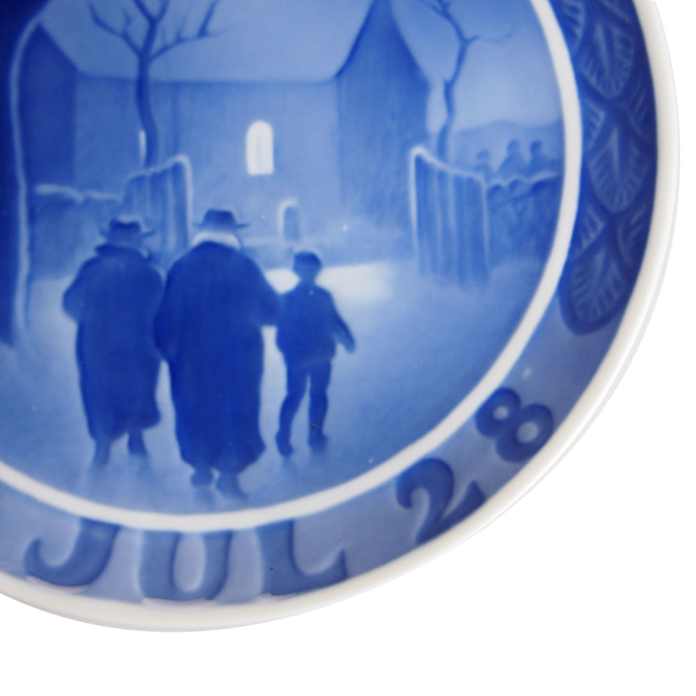 1928年ロイヤルコペンハーゲンイヤープレート「教会へ向かう牧師の家族