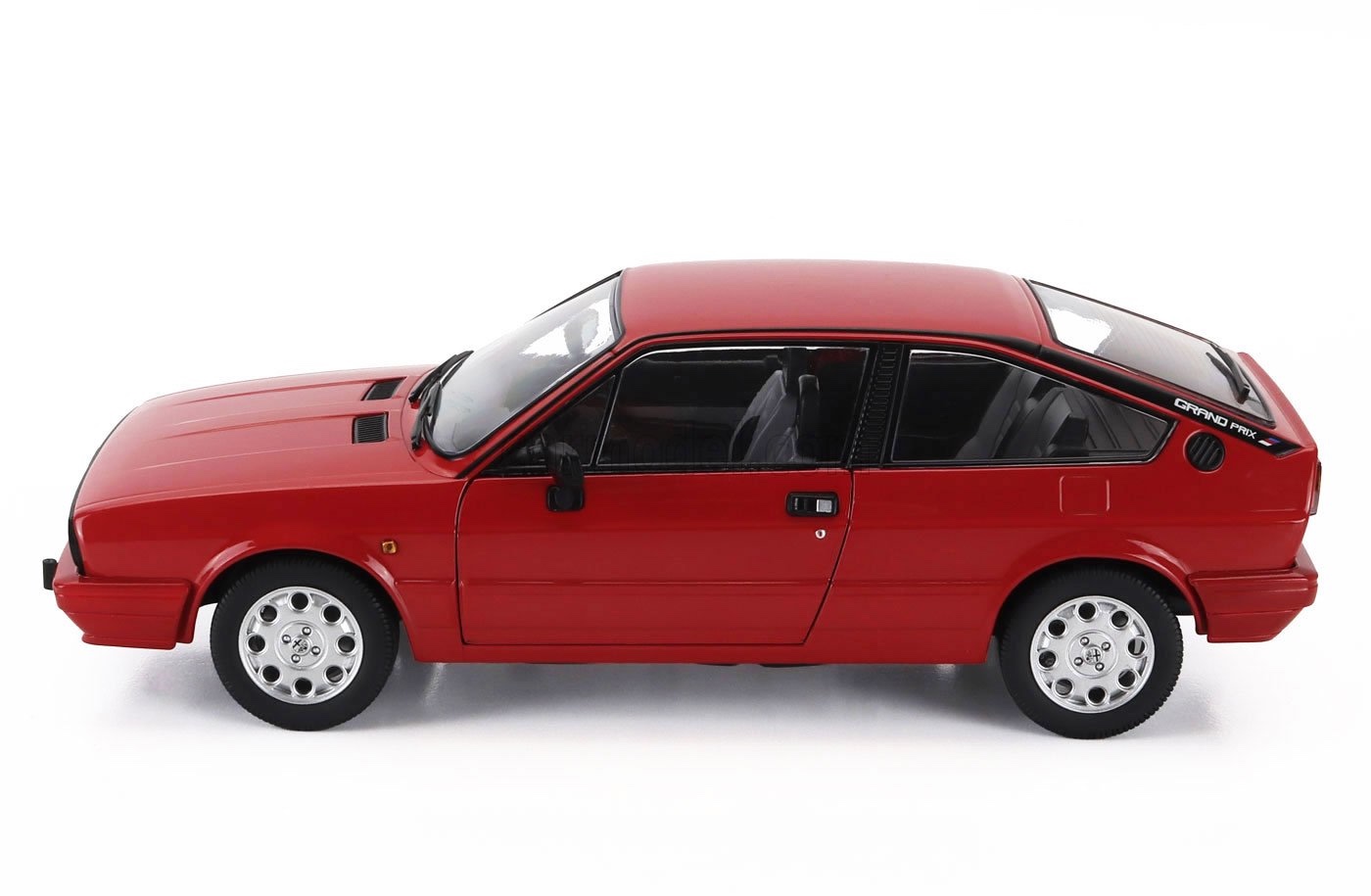 1/18 アルファロメオ スプリント 1.5 クアドリフォリオ 1986 レッド 1