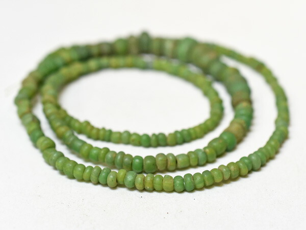 アンティーク 透明緑色の小粒蜜柑玉 ネパール インドパシフィック