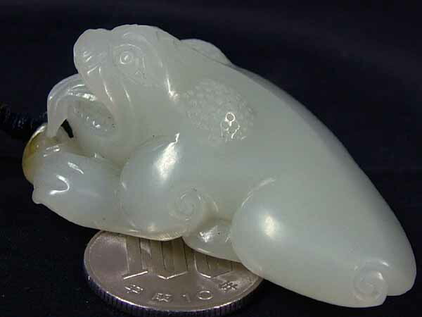 和田白玉（ホータンはくぎょく）三脚ガマ56mm