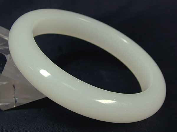 和田白玉（ホータンはくぎょく）三脚ガマ56mm