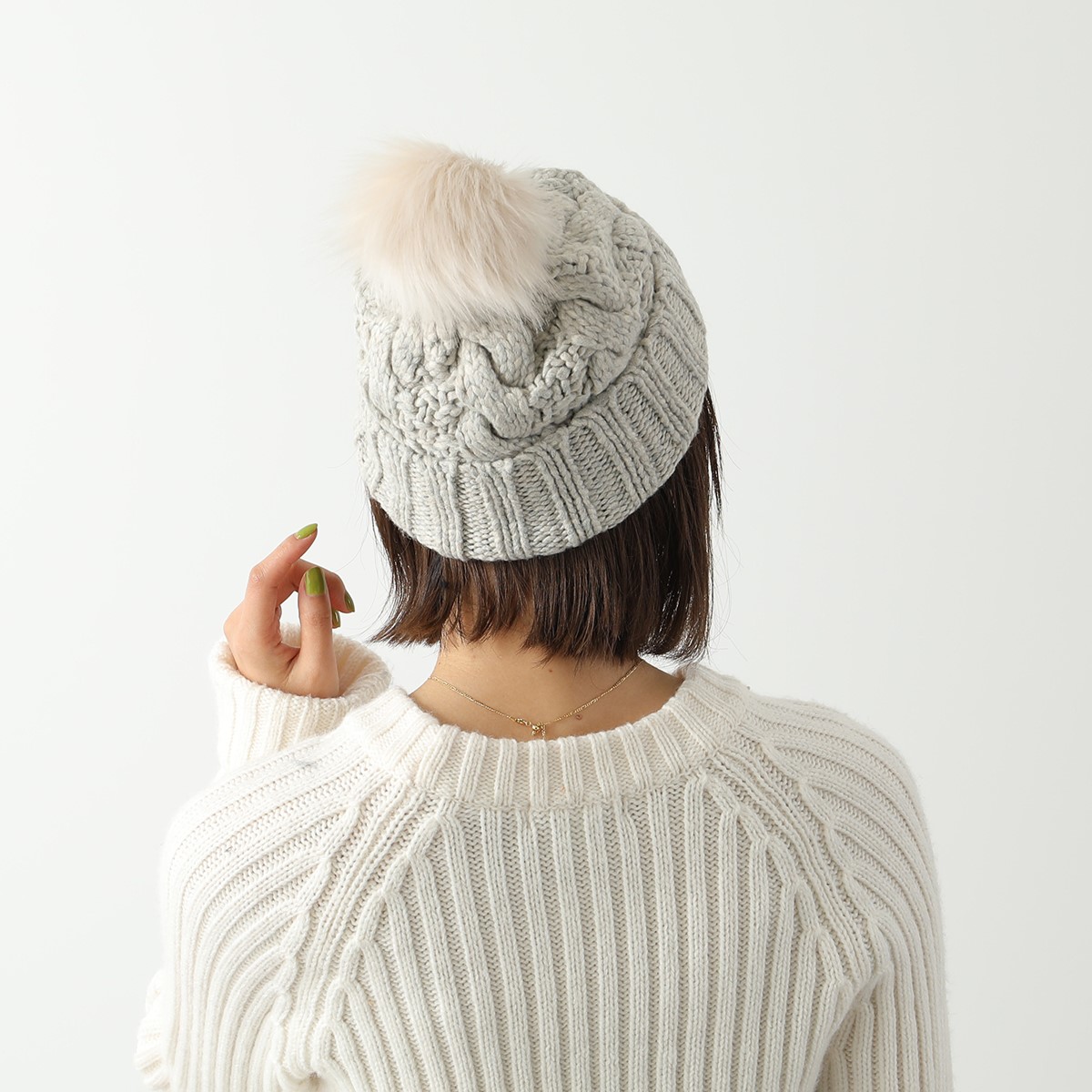 UGG ニット帽 ホワイト 販売済み ポンポン付き UGG ホワイト ポンポン