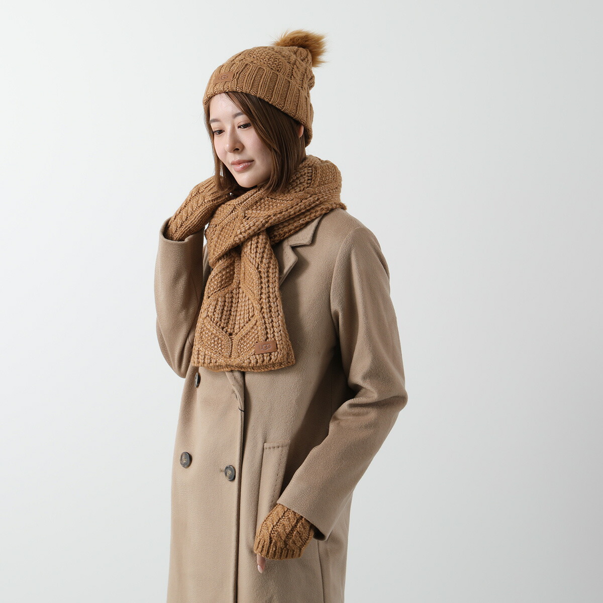 UGG ニット帽 ブラウン ポンポン付き UGG】 ポンポン付きのキュートな