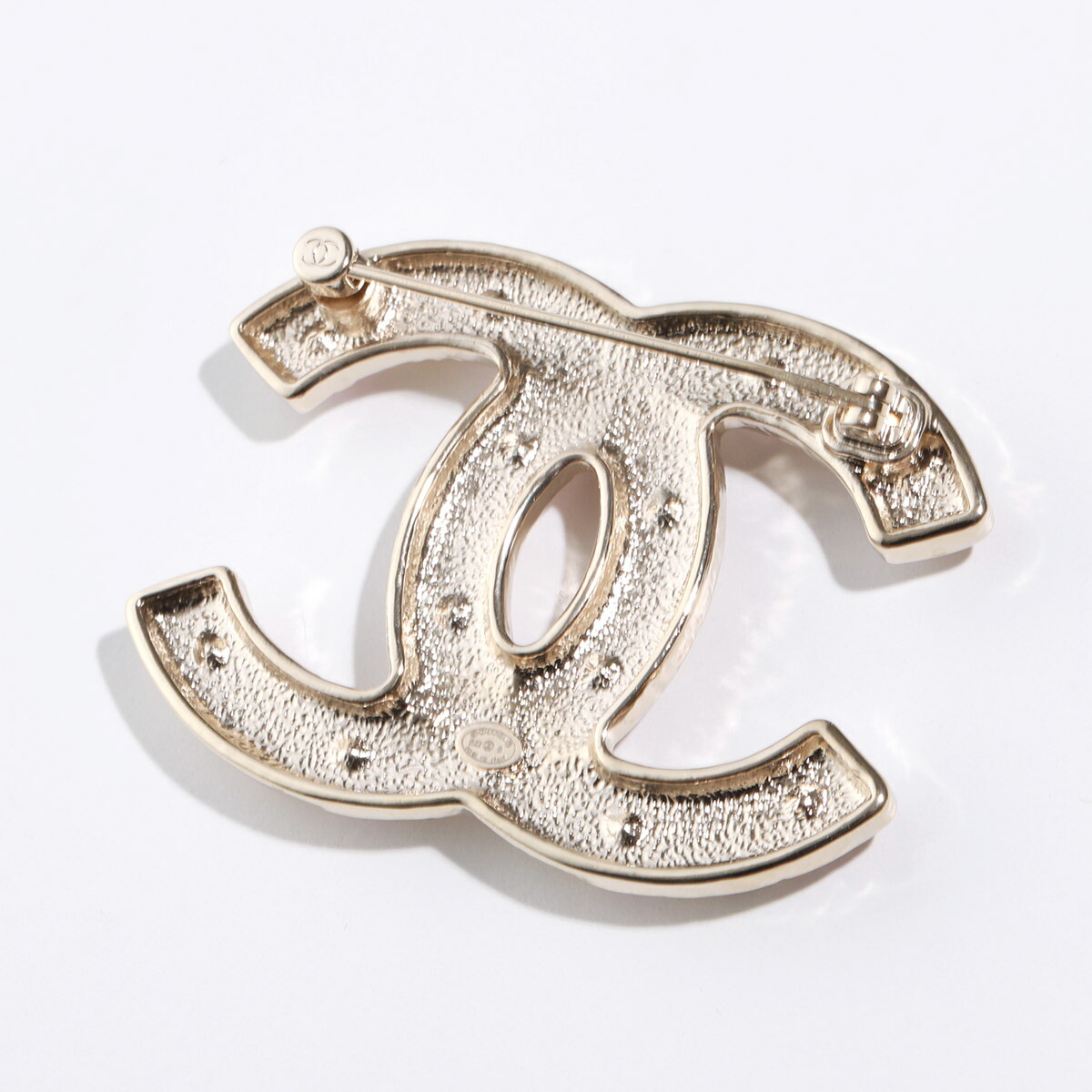 CHANEL パールとクリスタルロゴ型ブローチ 【公式通販】