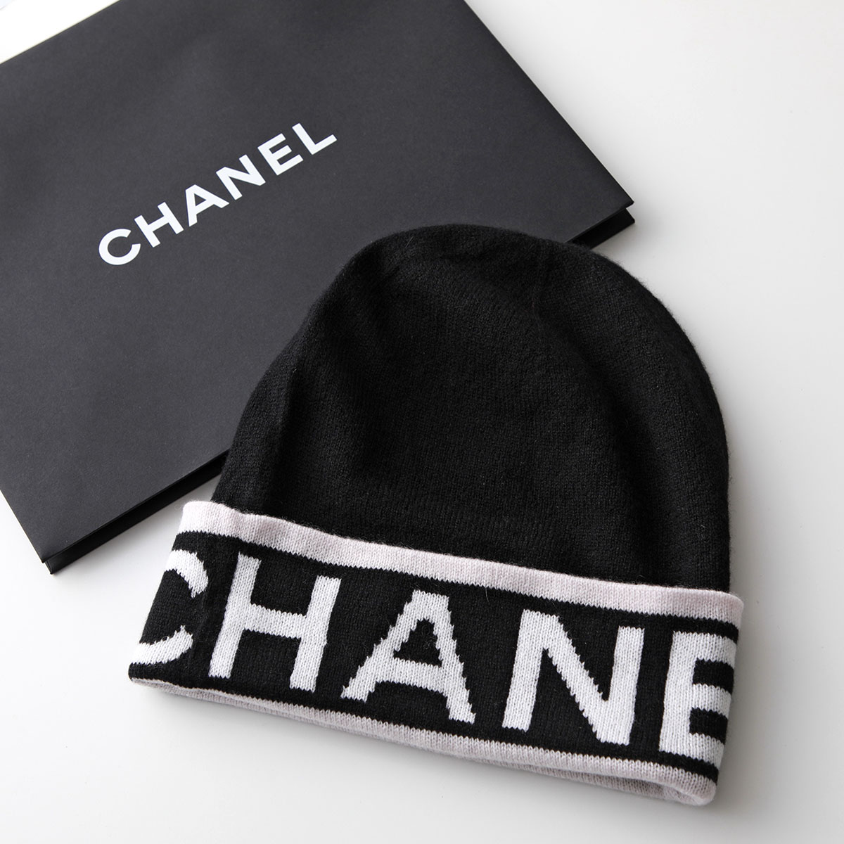 CHANEL 帽 黒 CCロゴ刺繍 CHANEL ニット帽 黒・白 ロゴ刺繍 CHANEL