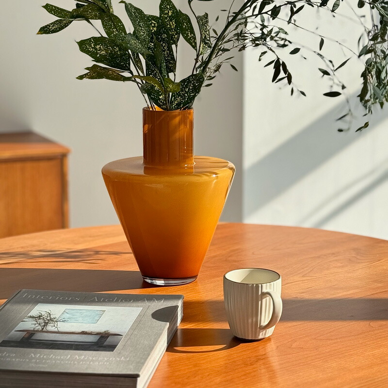 オレンジと黒のストライプのガラス花瓶