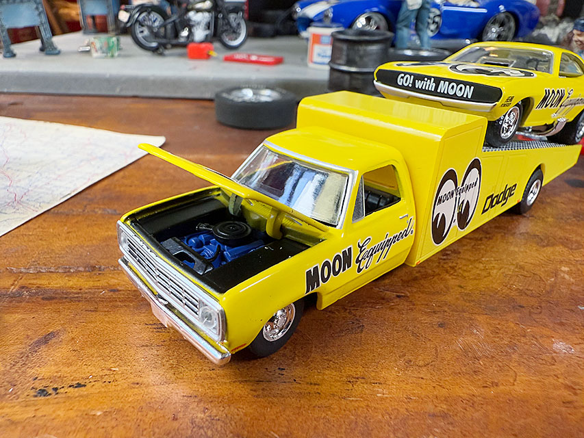 M2マシーン アメリカ版 ムーンアイズ バラクーダ カマロ Z-28 2台