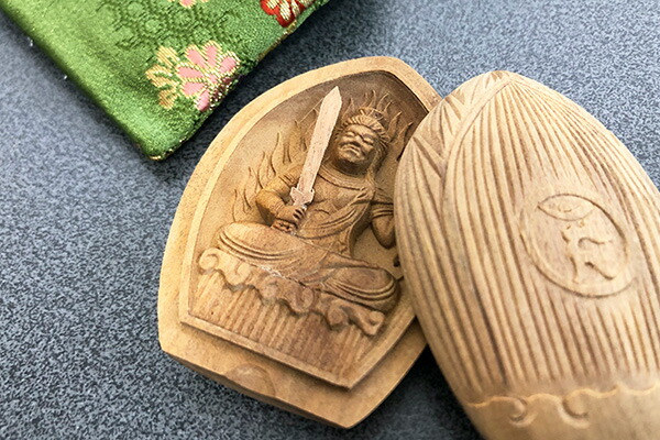 楽天市場】総白檀お守り仏 不動明王 守護本尊(酉年) 金襴袋付 送料無料