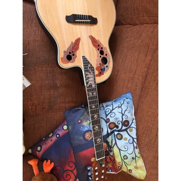 エレキギター。 目と、フレットひかる！ 猫ちゃん、ギター！ エレキ