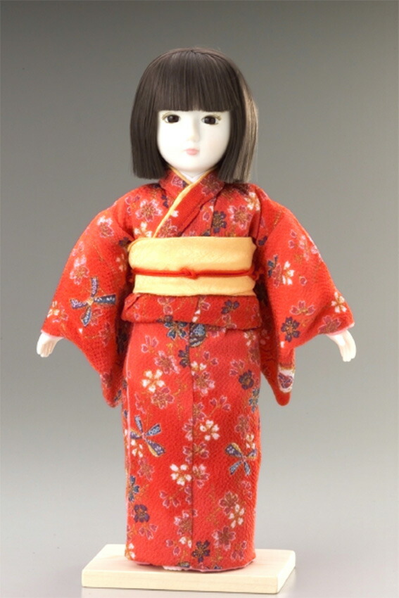 赤と緑の着物の布製人形 赤と緑の着物の布製人形