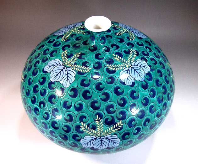 楽天市場】有田焼・伝統工芸・総手描き色鍋島様式唐草文様桐絵飾り花瓶