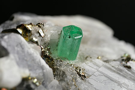 楽天市場】コレクションクラス！ジェムグレード！エメラルド結晶 母岩