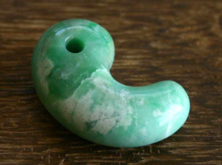 糸魚川翡翠:勾玉 MT0017 糸魚川 翡翠 勾玉 桐箱入り 大きめ キレイめ