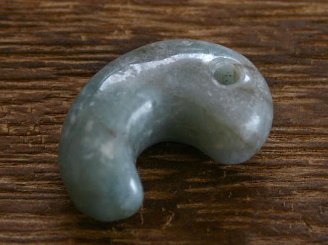 楽天市場】糸魚川青翡翠勾玉 M01256日本ヒスイ鉱業 作27mm*18mm*10mm