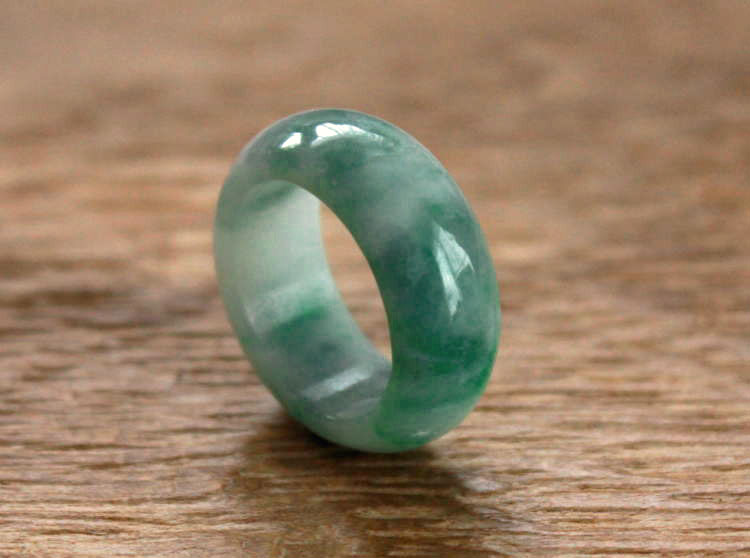 ハンドメイドの糸魚川翡翠リング インディアンジュエリー風