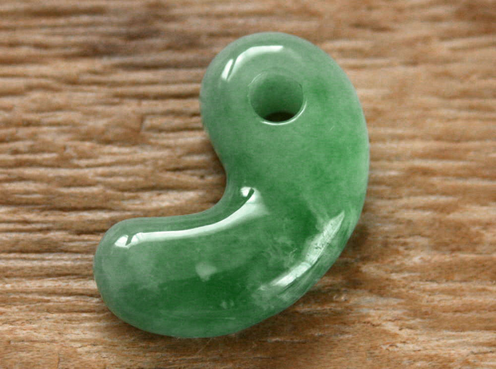 楽天市場】糸魚川翡翠勾玉 M07981元粋 作29.8mm*17.8mm*8mm 糸魚川産