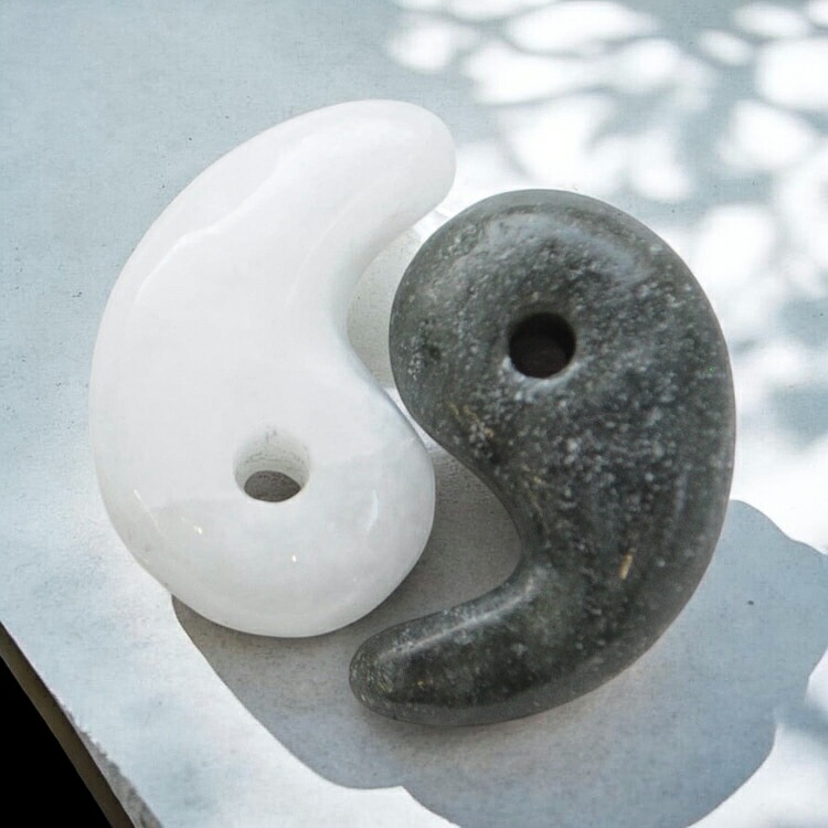 楽天市場】糸魚川翡翠 勾玉 18mm 白黒セット 糸魚川 ヒスイ 勾玉