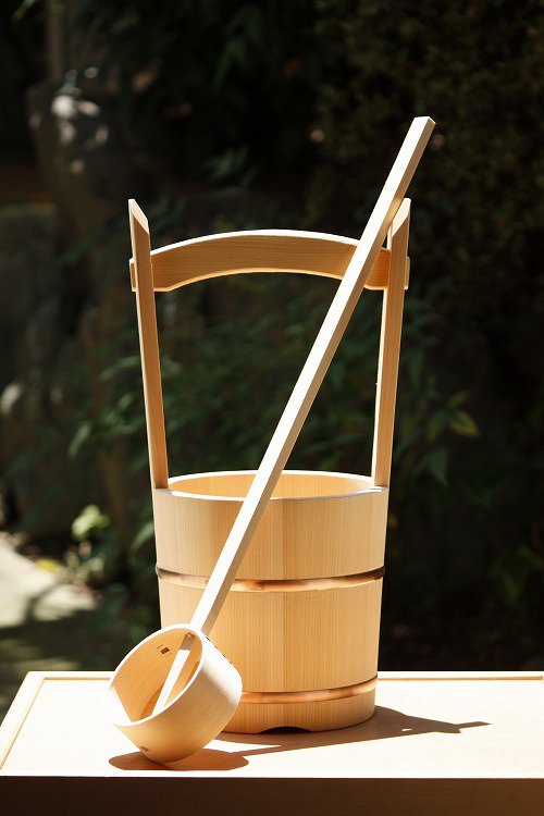 楽天市場】木製手桶（小） ひしゃく付 高さ39cm 手桶 おけ 打ち水 お