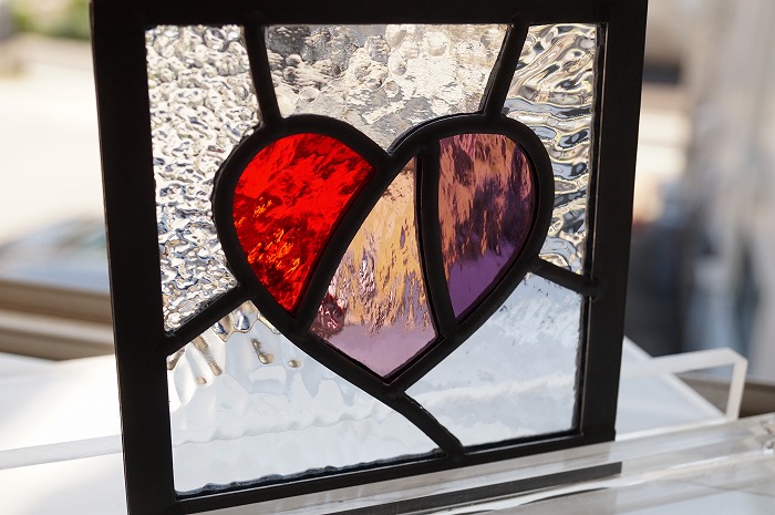 古いステンドグラス ハート型アクセント 古いステンドグラス ハート型