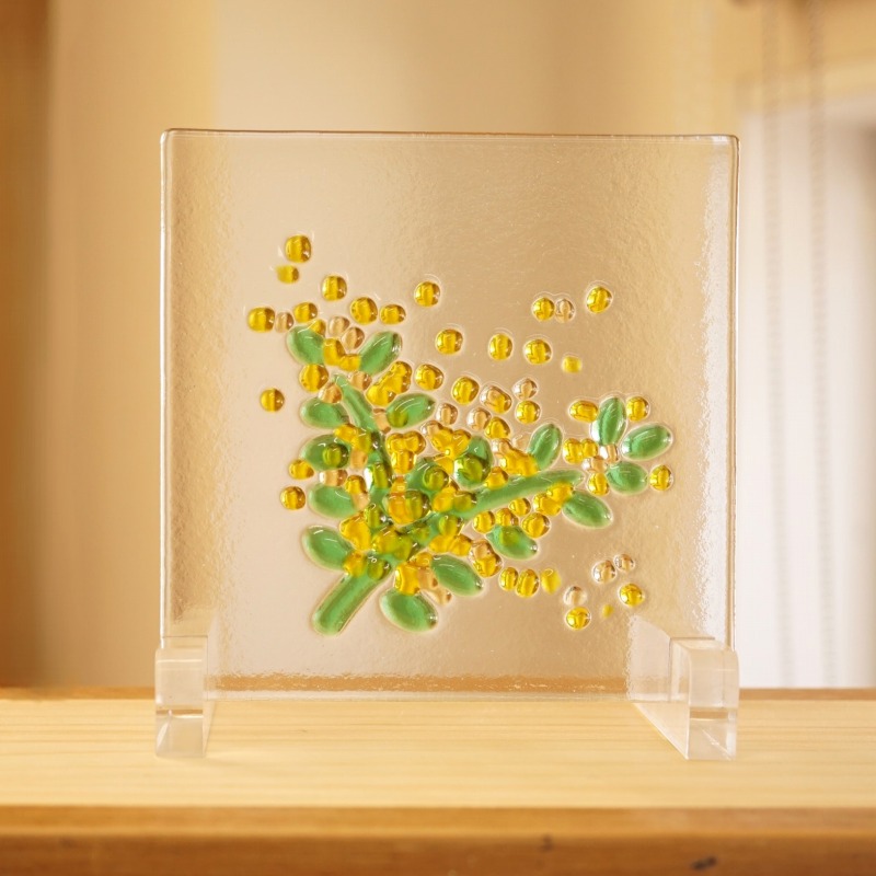 ステンドグラス 虹がかかった山とかわいいお家のパネル(フュージング