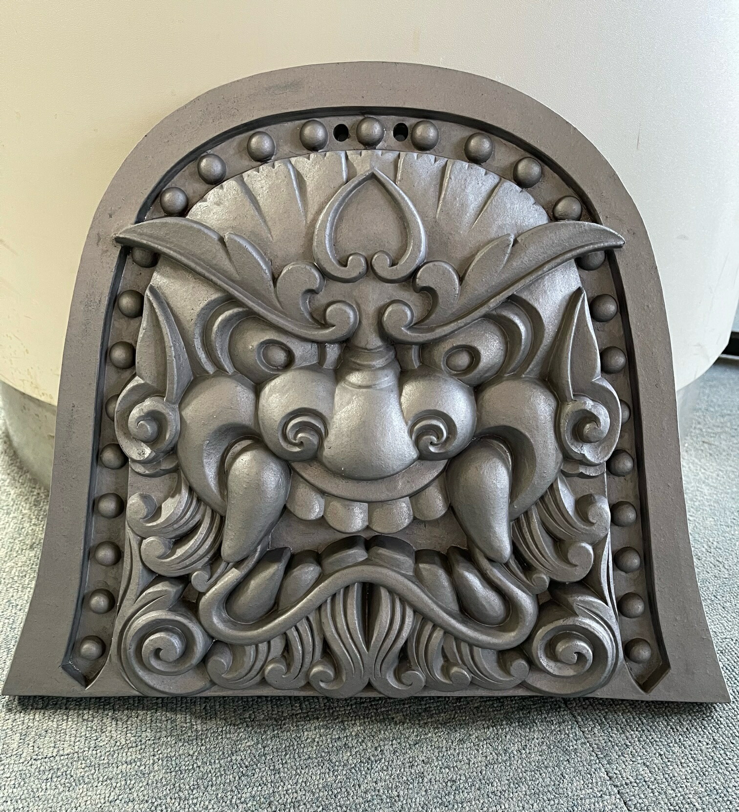 楽天市場】飾り用 鬼瓦 古代鬼面 尺（約30cm）【ろ】 薄型 魔除けの