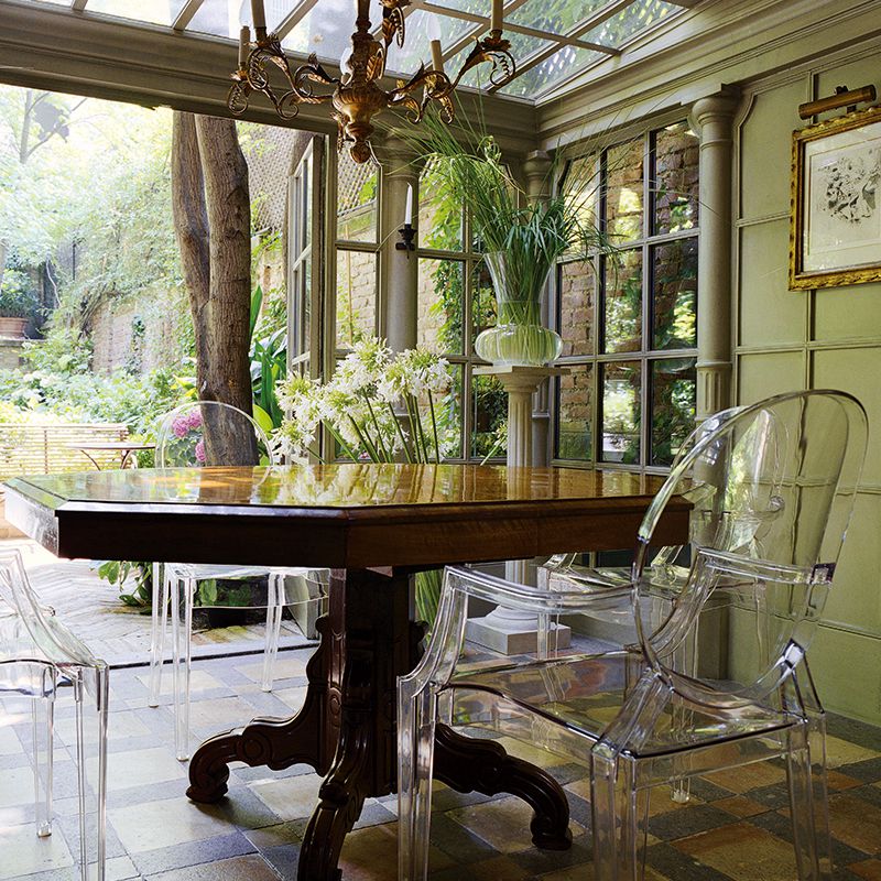 カルテル 透明アクリルチェア 空間を広く見せる！