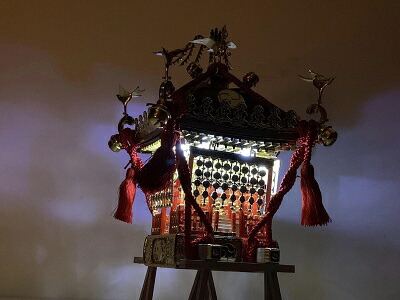 楽天市場】[完成品] 江戸神輿1/8 黒塗り紫紐(茶塗り赤紐)童友社 神輿