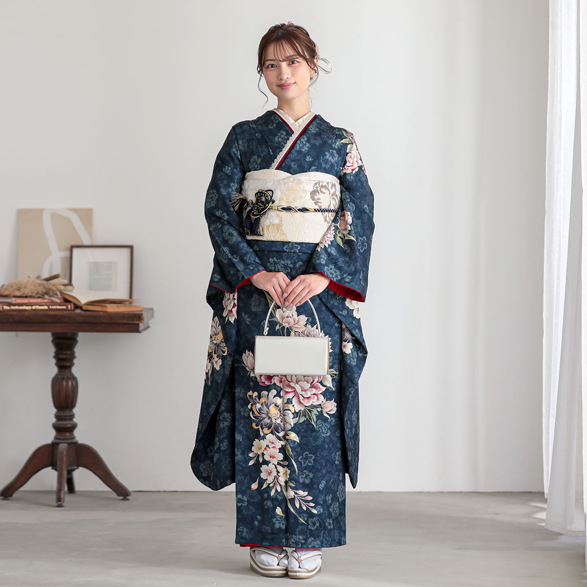 紺地と白の染め分けクールな牡丹の振袖フルセット シックな紺地と白の