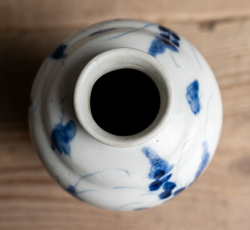 楽天市場】骨董○伊万里染付花蝶文花瓶○ | 明治時代-19世紀頃 | 肥前