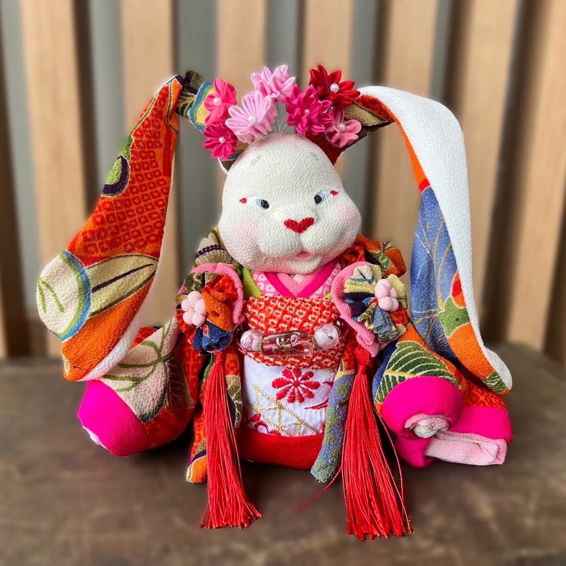 ハンドメイド創作人形ブスッ子縮緬うさぎちやん。黒の飾り台付き