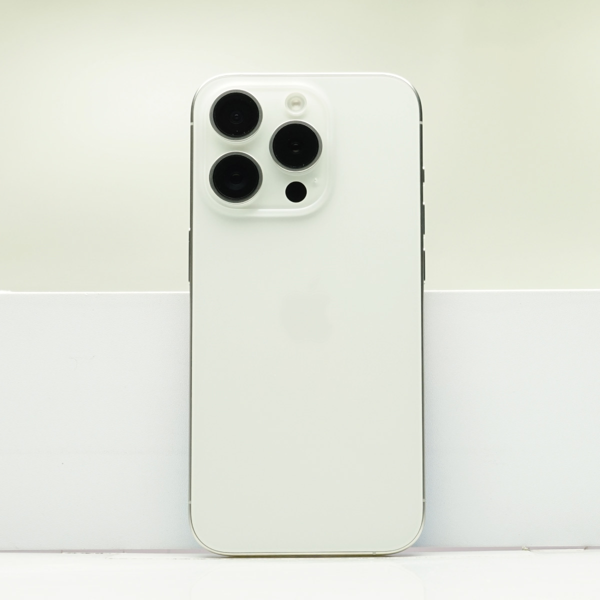 Apple simフリー iPhone 15Pro ホワイトチタニウム128GB Amazon.com