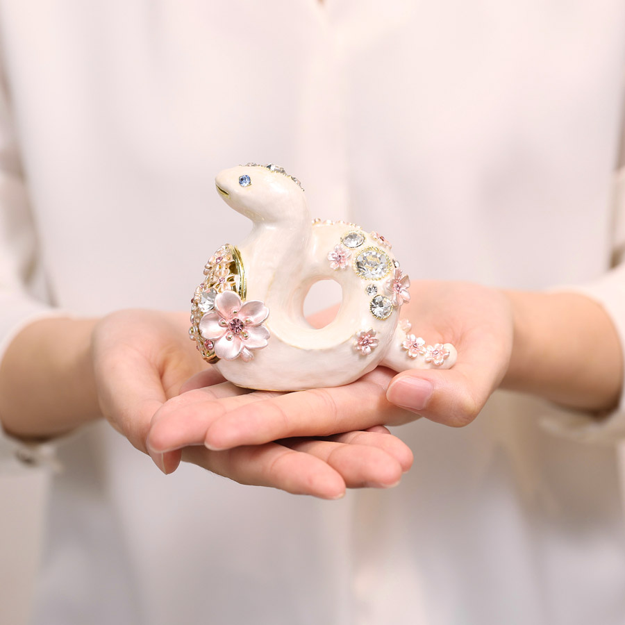 楽天市場】＜桜白蛇 桜小蛇＞白蛇 巳年 干支の置物 ジュエリーボックス