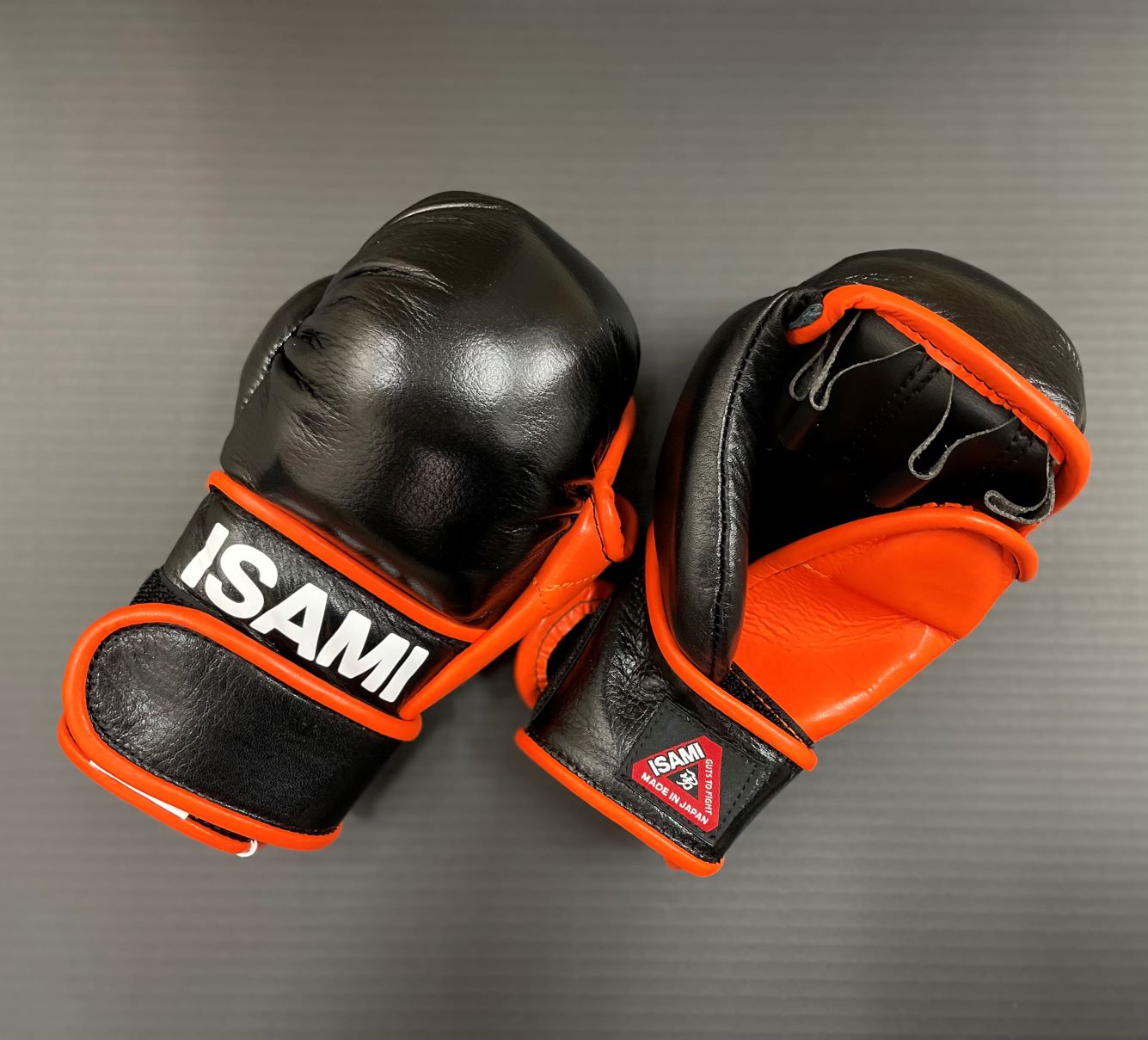 ISAMI パウンドグローブS 黒/赤 パウンドグローブ（1組）黒・赤・青