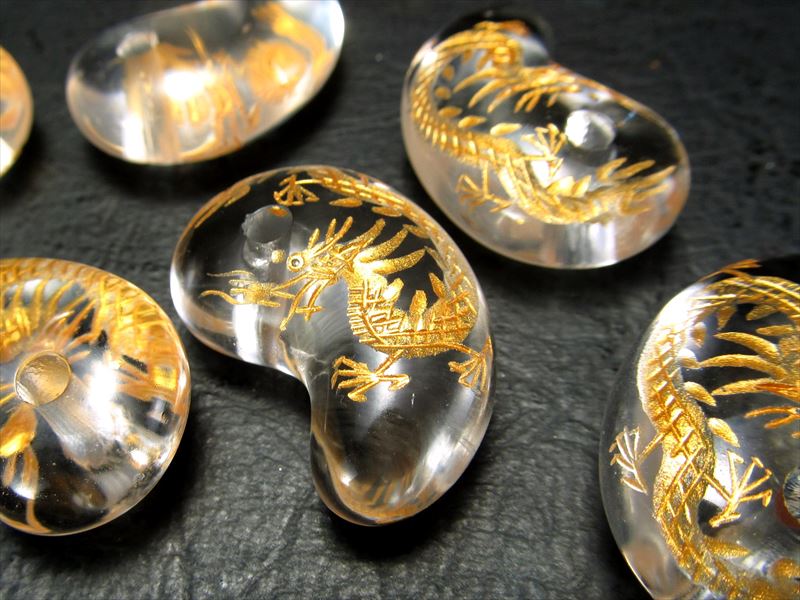 楽天市場】○1個売り 縦約30mm×横約19mm 龍 金彫り水晶勾玉(まがたま