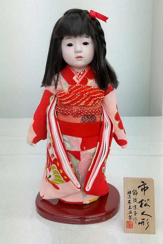 赤色の着物を着た東山日本人形