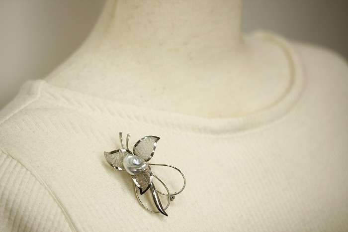 南洋白蝶真珠パールブローチ 15×11mm ホワイトカラー 合金製 南洋白蝶