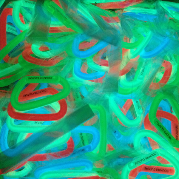 楽天市場】蓄光カラビナ 4色SET 光る夏フェスクラブフジロックサマソニ