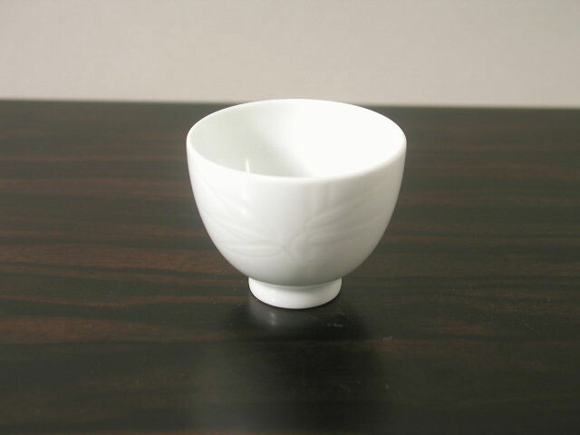 人間国宝 』井上萬二 白磁笹彫文ぐい呑 楽天市場】【有田焼】【人間