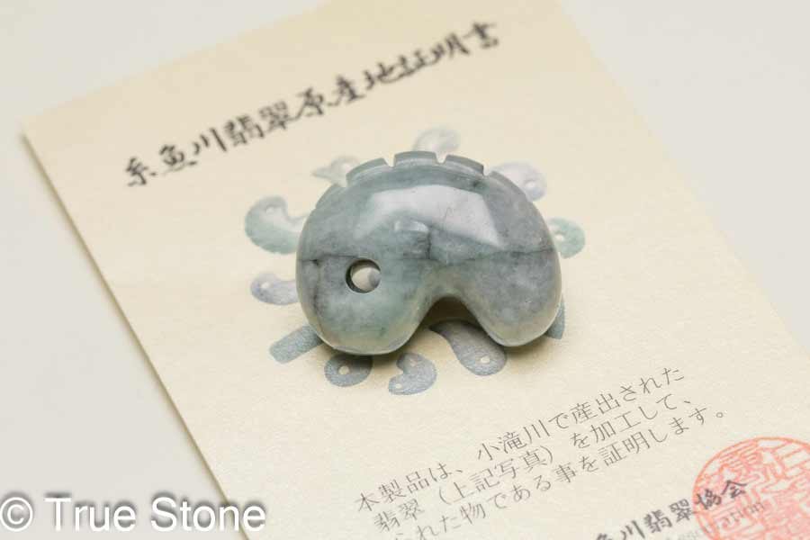 楽天市場】産地証明書付き 本物 糸魚川翡翠 龍神 勾玉 ペンダント