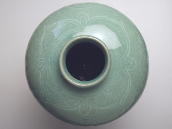 美品】高麗青磁 唐草紋様 大壺33cm 美品】高麗青磁 唐草紋様 大壺33cm