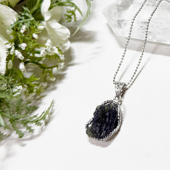 楽天市場】モルダバイト ペンダントトップ ネックレス【鑑別書付き