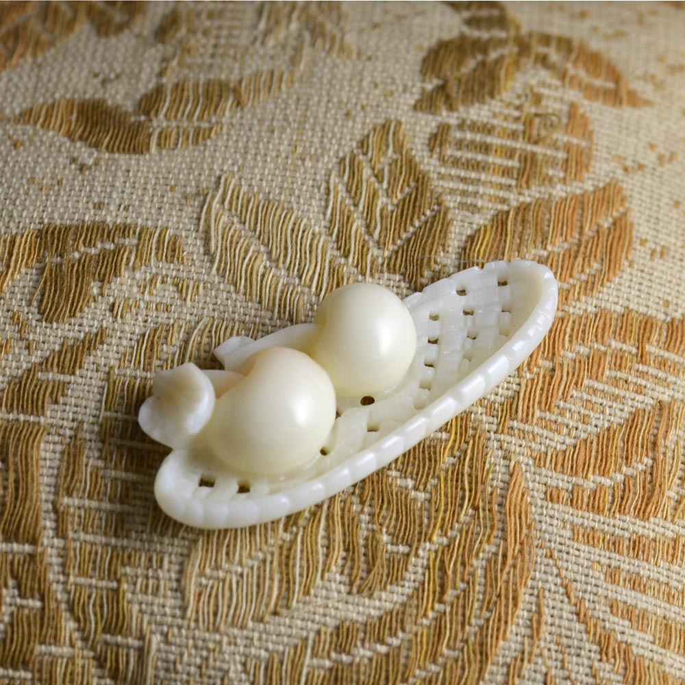楽天市場】白珊瑚 彫板 サンゴ さんご 果物 籠 彫刻 帯留め ブローチ