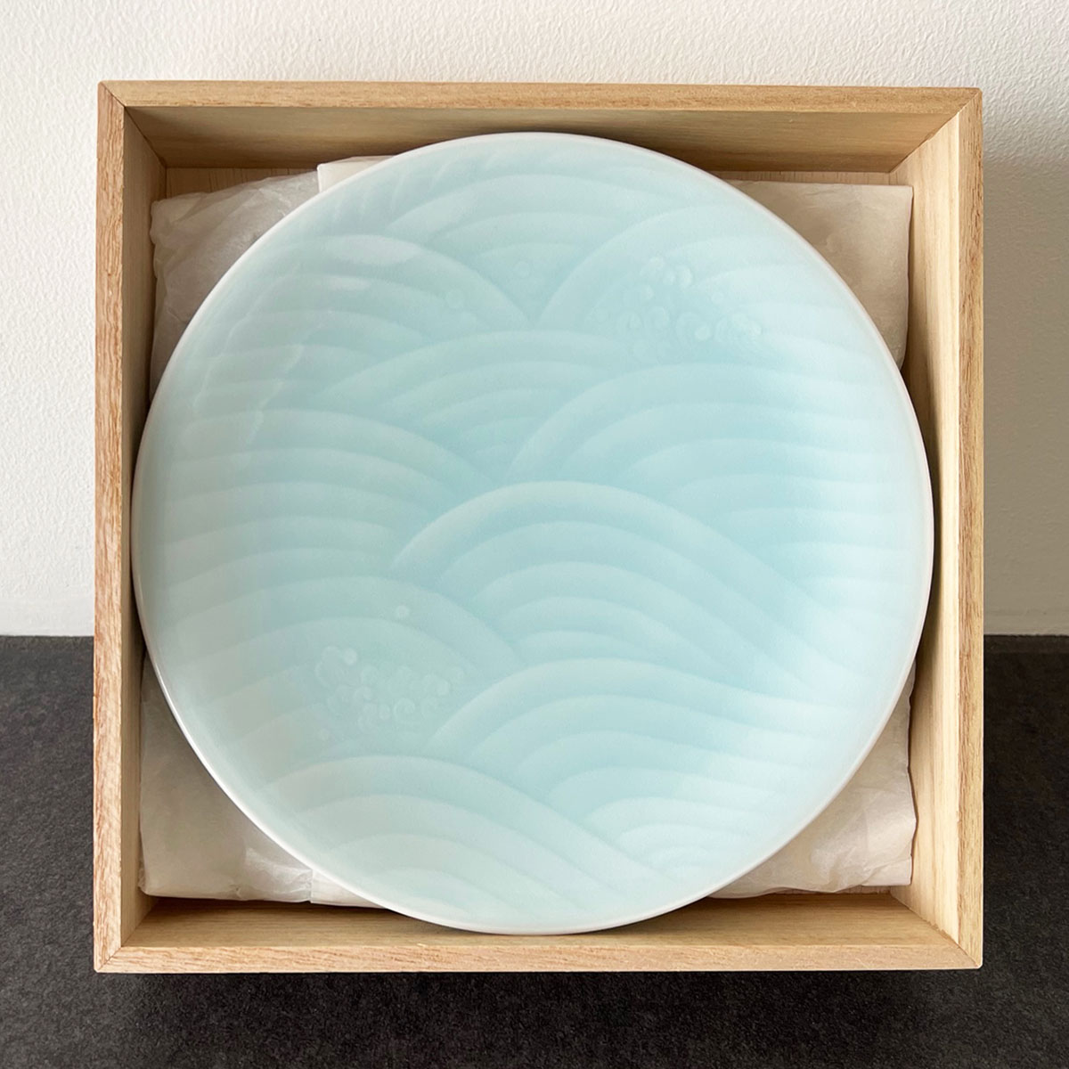 青白磁 龍絵皿 木箱入り陶器の皿。 美術品・アンティーク