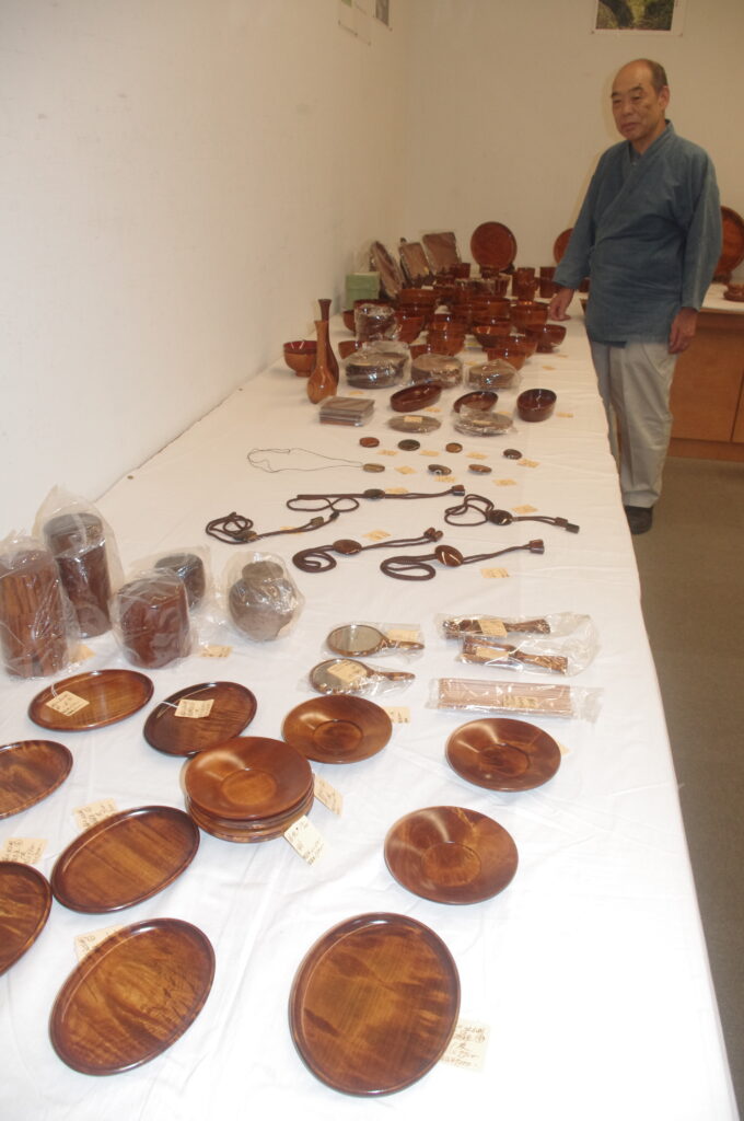 木地師の技術 美作地域発祥の「鶴山漆器」など約150点展示 伝統美に