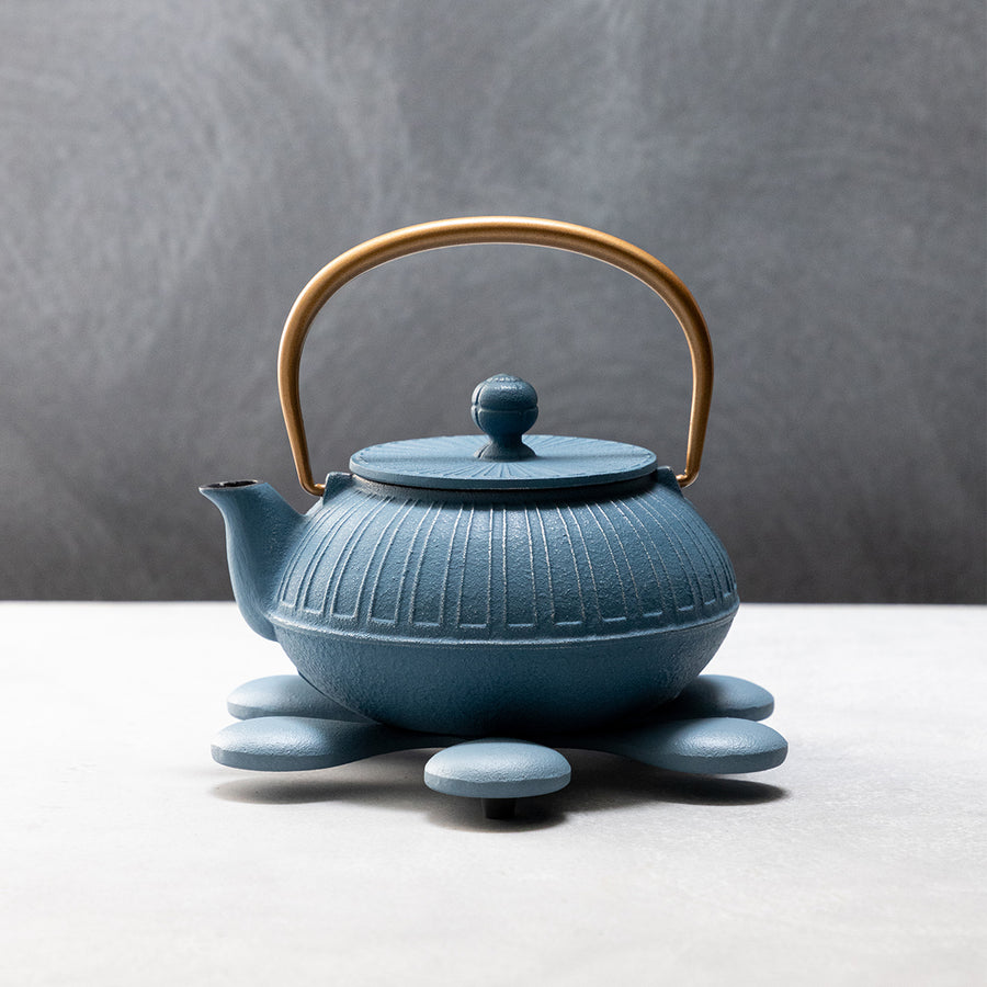 ガラス専門店｜南部鉄器｜岩鋳｜釜敷 トリベット(大) 空色 – TSUCHI-YA