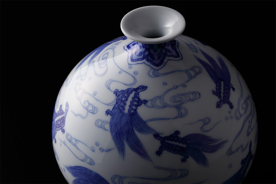 染付吉祥祝亀文花瓶（極真焼） | 辻精磁社