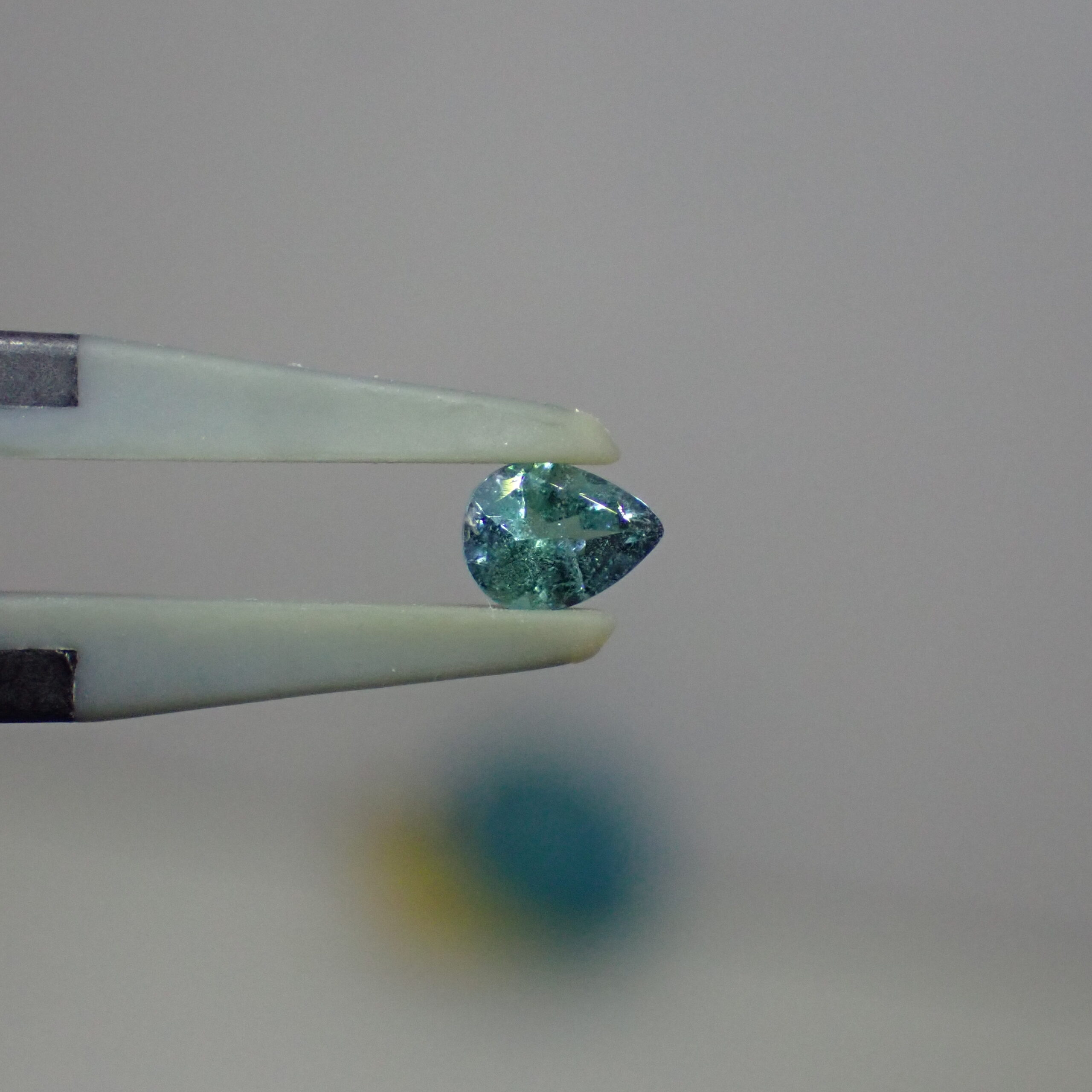 鮮やかなネオン感＆強い多色性！希少なブルーグリーンコーネルピン